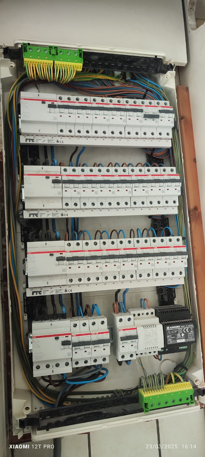 Moderne schakelkasten en domotica systemen van MyRenotech voor een slimme en veilige woning.
