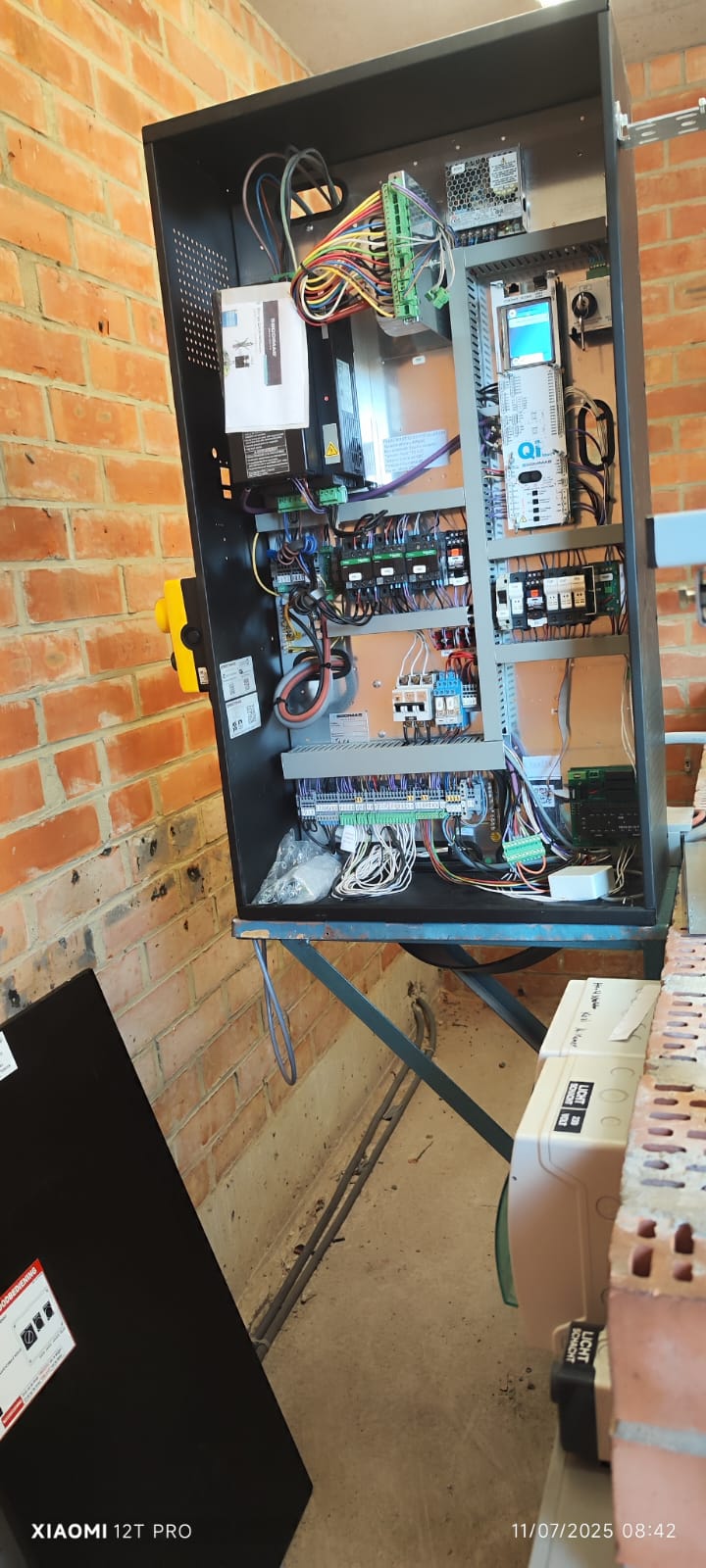 Elektrisch paneel en besturingssysteem voor liftmodernisering door MyRenotech.