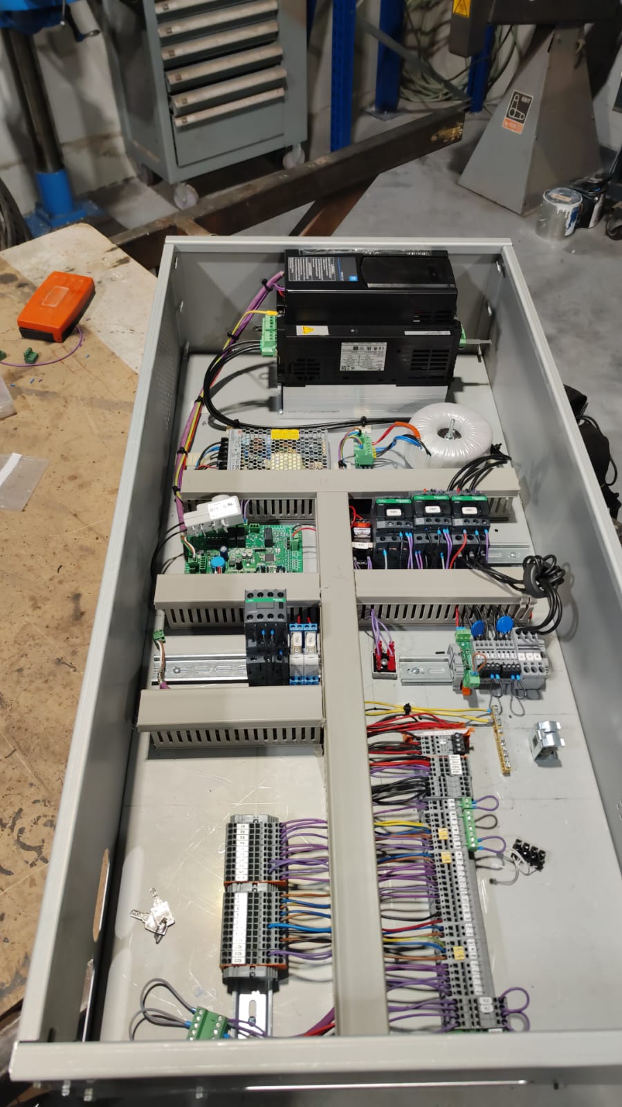 Moderne besturingssystemen en schakelsystemen voor liftmodernisering door MyRenotech.
