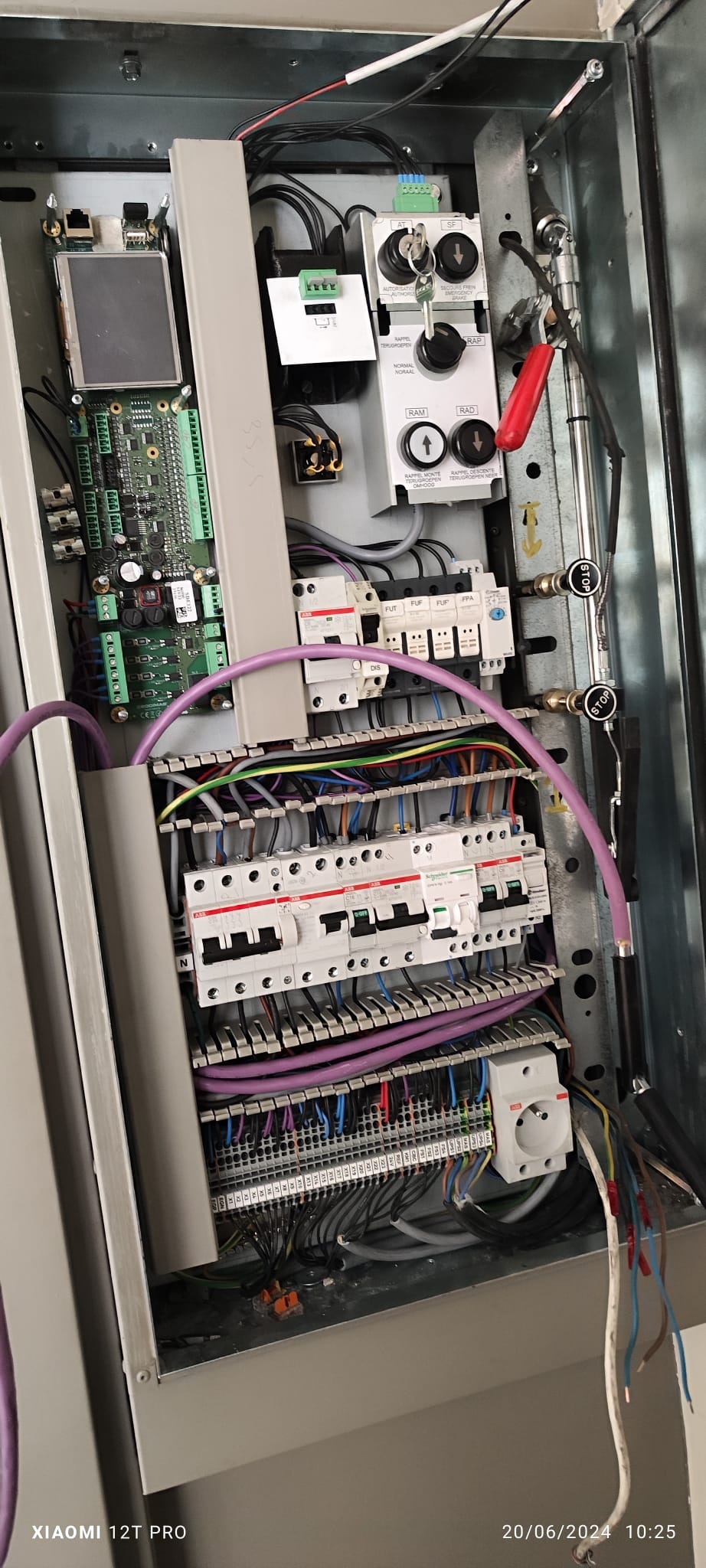 Elektrisch paneel en besturingssysteem voor liftmodernisering door MyRenotech