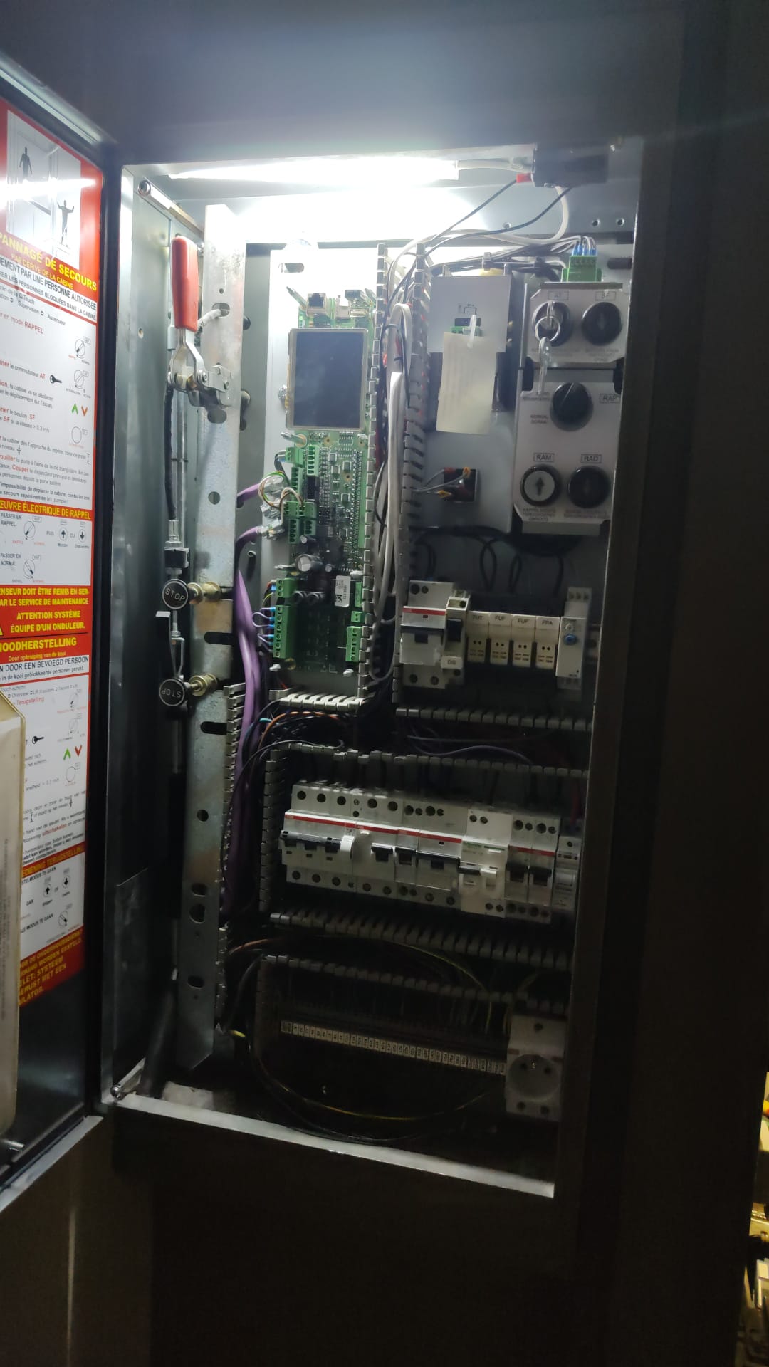Moderne schakelaars en besturingscomponenten voor liftmodernisering door MyRenotech